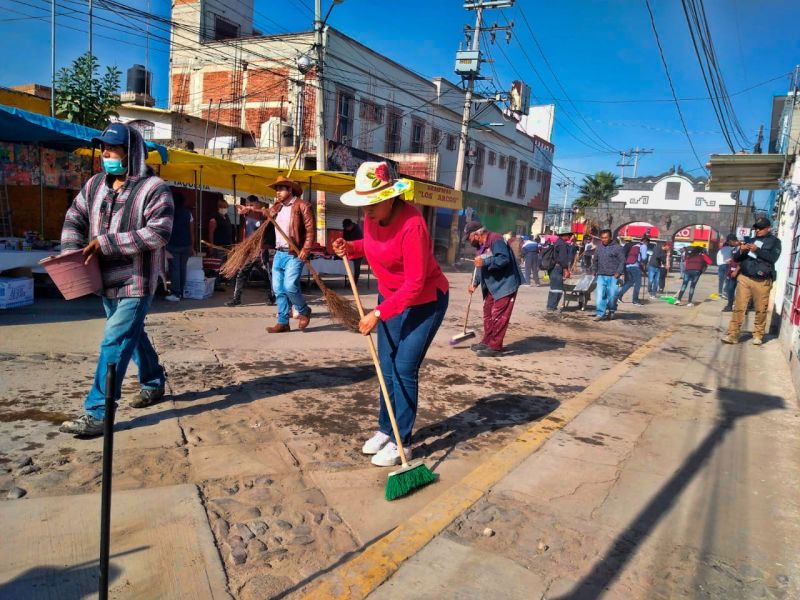 SERVIDORES PÚBLICOS MEJORAN IMAGEN URBANA DE AV. JUÁREZ EN VISITACIÓN