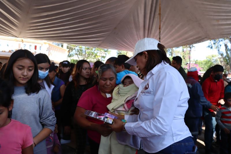 ENCABEZA VICTORIA VÍQUEZ VEGA FESTIVAL DE DÍA DE REYES EN DIVERSAS COMUNIDADES