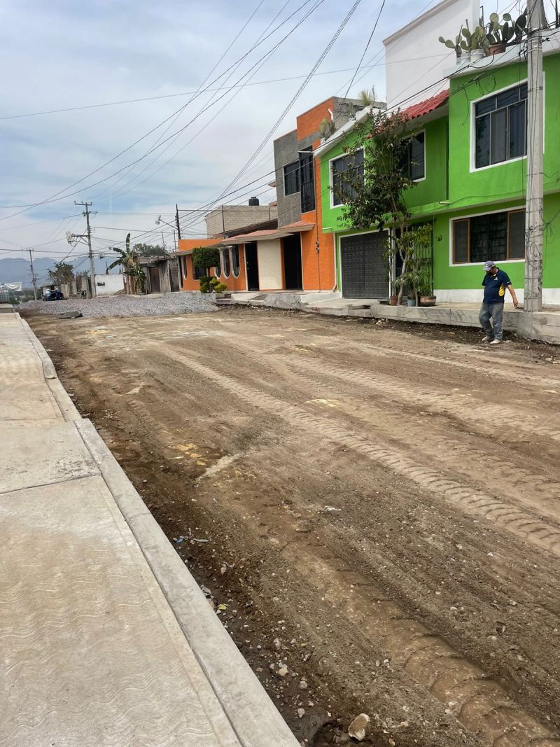 Construcción de guarniciones y banquetas: Calle Isidro Fabela