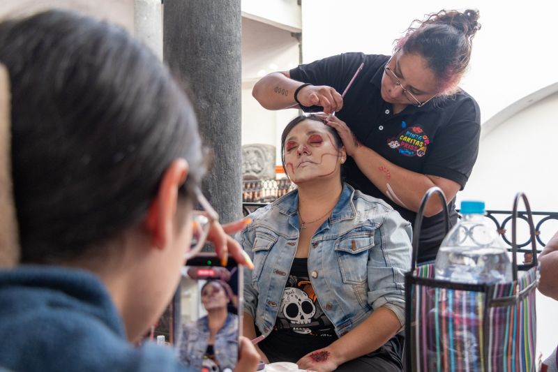 Clase de maquillaje caracterizado en la Casa de Cultura