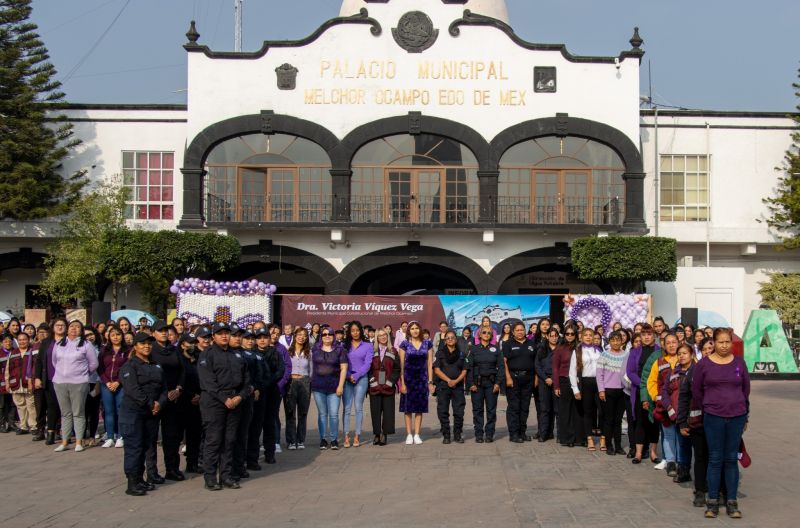 conmemora el 8M con ceremonia cívica, apoyos a la educación y reconocimiento al trabajo de las mujer