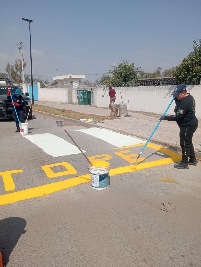 Pintura de topes en el Jardín de Niños Villas del Fresno para reforzar la seguridad vial