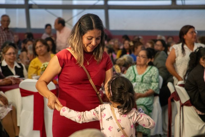 Se llevó a cabo un emotivo festejo dedicado a las madres y padres del municipio