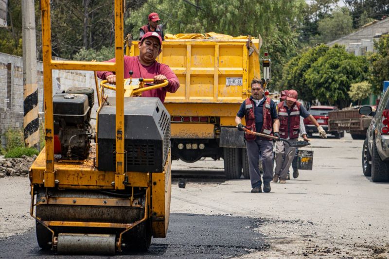 Bacheo y reparación de fuga mejoran las condiciones de la calle Amador Nervo