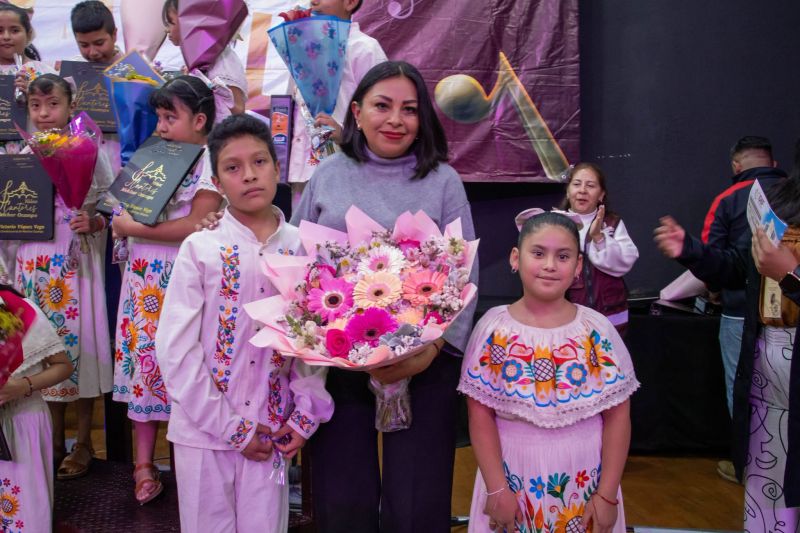 Niños Cantores de Melchor Ocampo llenan de música el Teatro Tlapallan