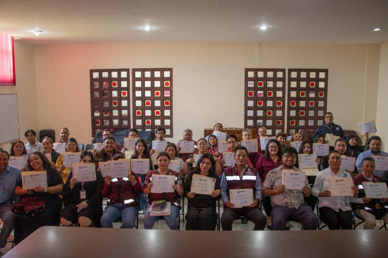 Dra. Victoria Víquez Vega, llevó a cabo la entrega de constancias a las personas servidoras públicas